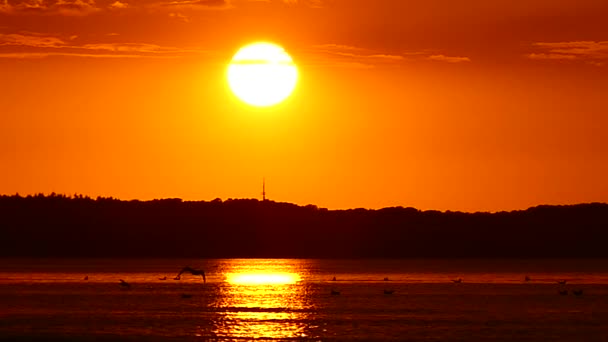 Hihetetlen naplementét a tengeren a lassú mozgás. — Stock videók