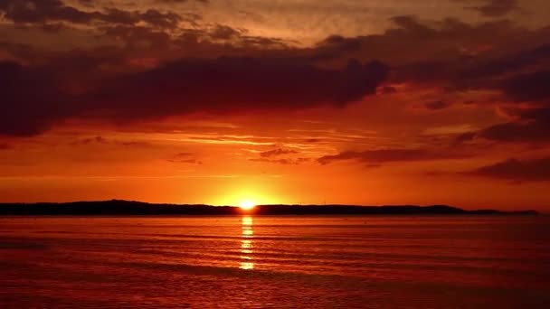 Increíble puesta de sol sobre el mar . — Vídeos de Stock