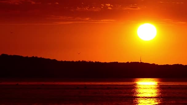 Неймовірні Sunset на морі в уповільненому Русі. — стокове відео