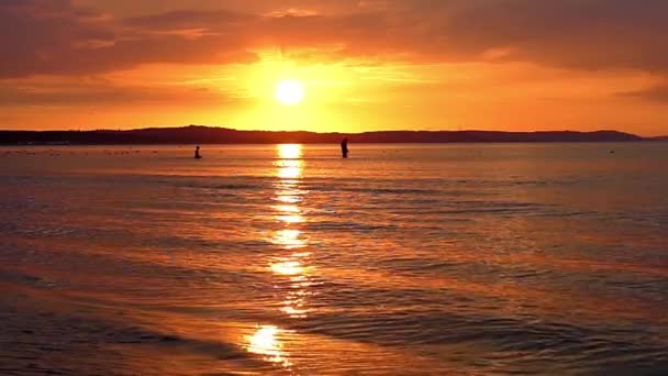 Increíble puesta de sol en el mar en cámara lenta . — Vídeos de Stock