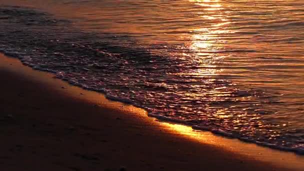 Vågor av havet vid solnedgången i Slow Motion. Gyllene tid. — Stockvideo