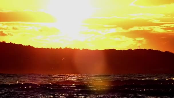 Pôr-do-sol mágico no mar em câmera lenta . — Vídeo de Stock