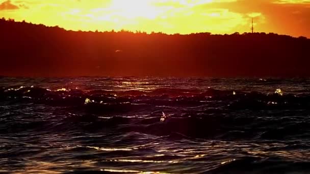 Puesta de sol mágica en el mar en cámara lenta . — Vídeo de stock