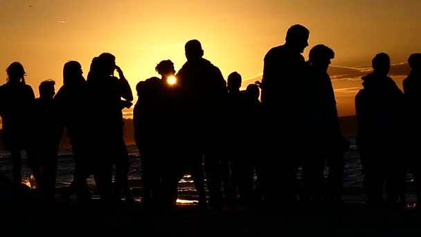 Silhouette People on Sunset Near the Sea (en inglés). Moción lenta . — Vídeos de Stock