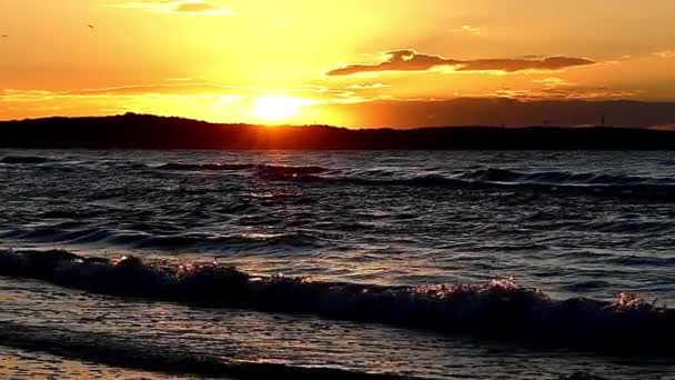Puesta de sol mágica en el mar en cámara lenta . — Vídeo de stock