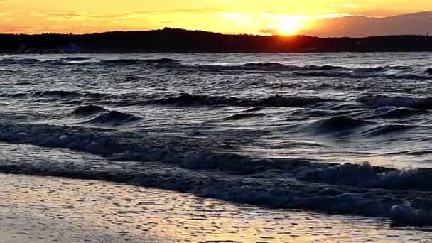 Coucher de soleil magique sur la mer au ralenti . — Video