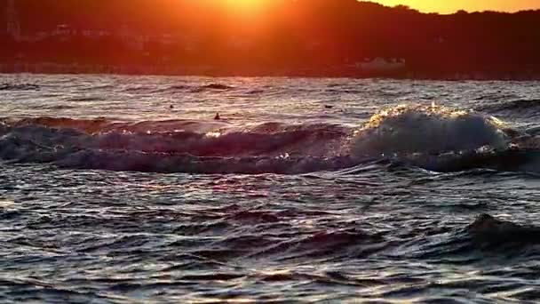 Pôr-do-sol mágico no mar em câmera lenta . — Vídeo de Stock