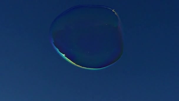 Uma enorme bolha de sabão flutuando no céu. Movimento lento . — Vídeo de Stock