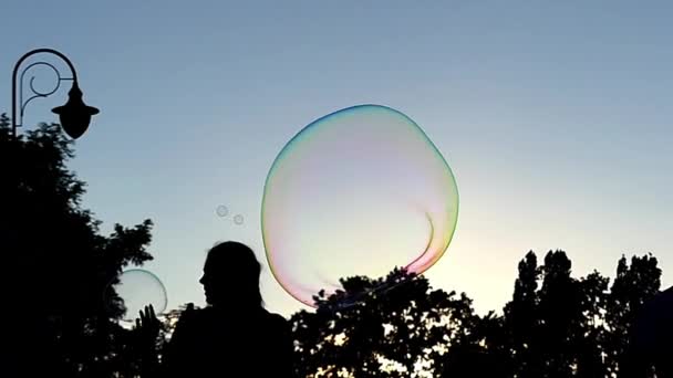Increíble y grandes burbujas de jabón vuelan en el cielo. Moción lenta . — Vídeo de stock