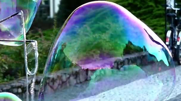 Fantastiska och stora bubblor spricker i Slow Motion. Åtgärden på gatan. — Stockvideo