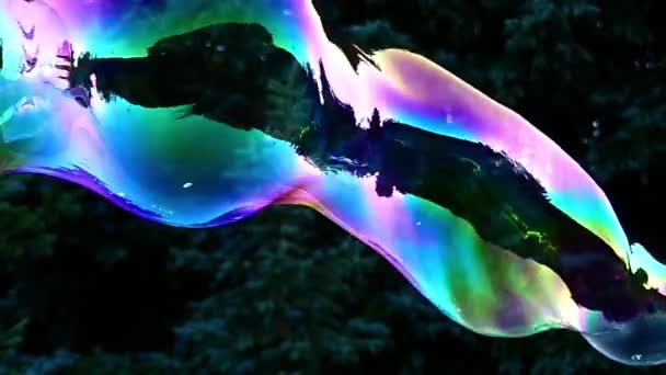 Metamorfosis de Burbujas en cámara lenta. Burbujas volando en el cielo . — Vídeos de Stock