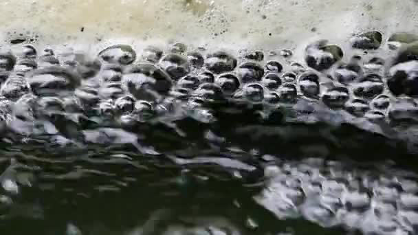 Espuma de água em câmara lenta. Textura bonita . — Vídeo de Stock