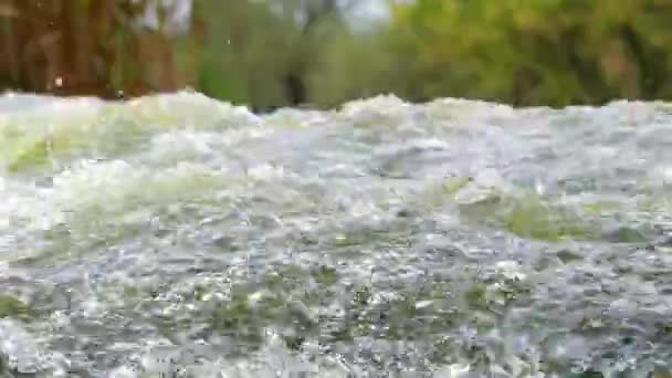 Snelle stroom van een rivier berg. Sluiten opspattend water. — Stockvideo