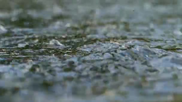 Víz áramlási közelről. a textúra víz. — Stock videók