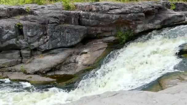 Rough and Rapid Stream of a Mountain River. la Textura del Agua . — Vídeos de Stock