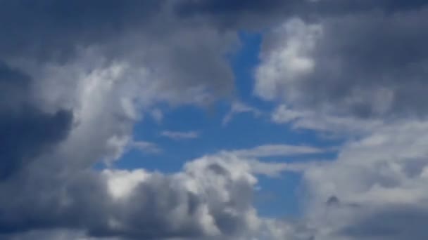 Weiße Wolken am blauen Himmel im Zeitraffer. — Stockvideo