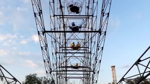 El Diseño de la rueda de la fortuna en acción. Vista desde el interior de la cabina . — Vídeos de Stock