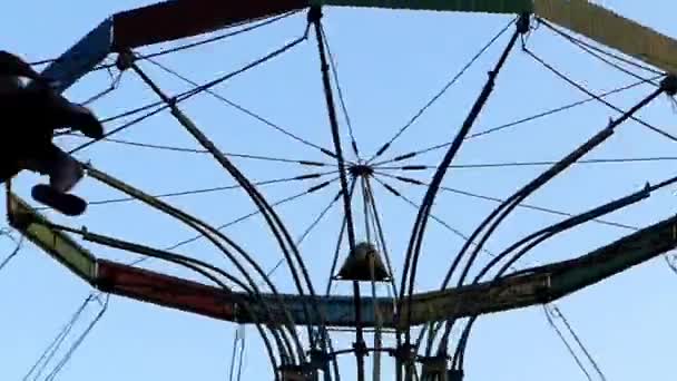 Carrusel viejo en el parque de atracciones . — Vídeos de Stock