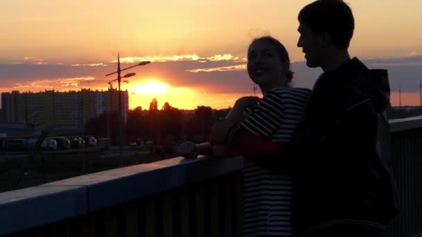 Incontro di Ragazzo e Ragazza su un Ponte durante il Tramonto . — Video Stock