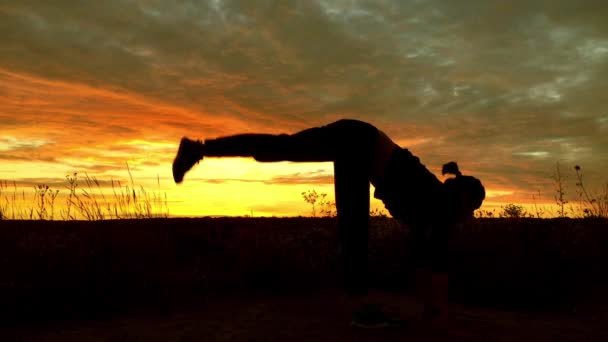 Fitness trainer fait de l'exercice pour renforcer les jambes — Video