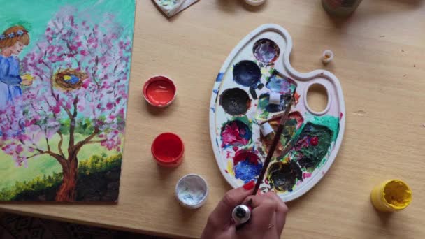 La fille dessine petit ange sur toile avec des peintures acryliques — Video