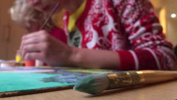 Två tjejer måla i Konstskolan — Stockvideo