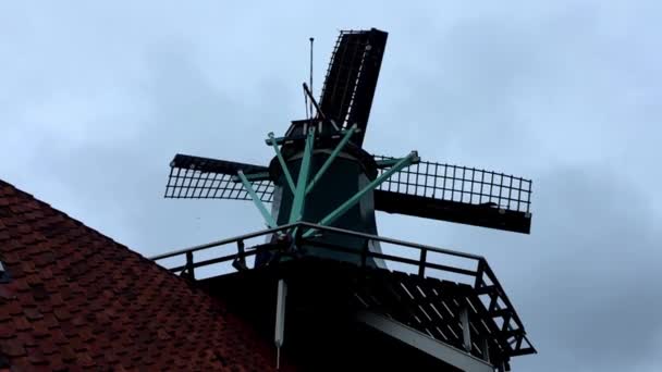 Oude molen aangedreven door de wind. — Stockvideo