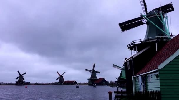 Alte Mühle vom Wind angetrieben. — Stockvideo