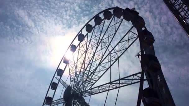 Parc d'attractions. Grande roue tournante — Video