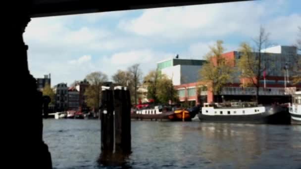 Touristenfahrt auf dem Flusskanal — Stockvideo