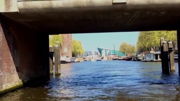 Touristenfahrt auf dem Flusskanal — Stockvideo