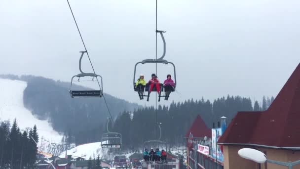 Stoeltjeslift op een ski-oord. — Stockvideo