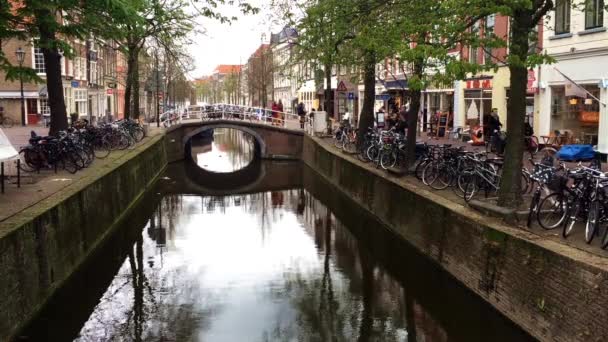 Canal de agua y puente en una pequeña ciudad — Vídeo de stock