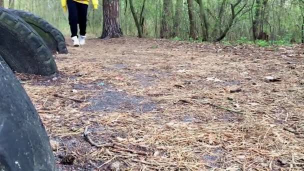 Démarche lente et régulière dans les chaussures de course . — Video