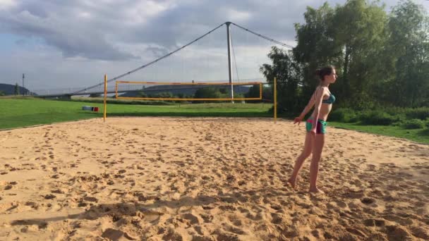 Professional volleyball player make a trains. — Stock Video