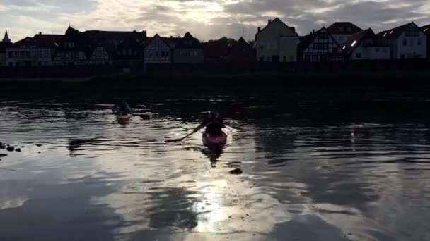 Der Mann im Kanu schwimmt ans Ufer. — Stockvideo