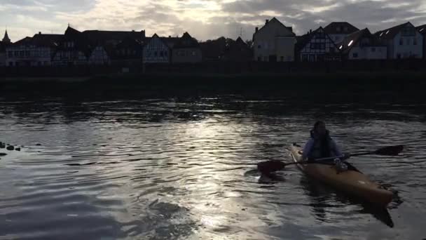 O tipo da canoa nada até à costa. . — Vídeo de Stock