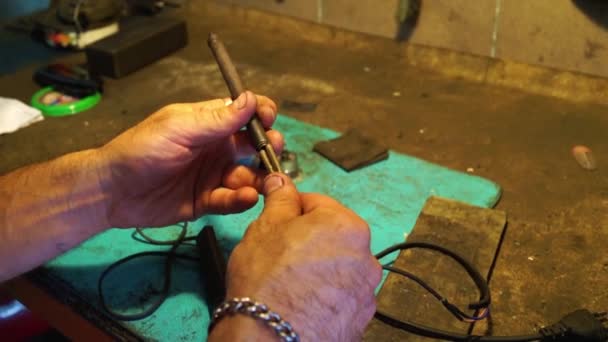 Garage workshop. Handen close-up doen de reparatiewerkzaamheden. — Stockvideo