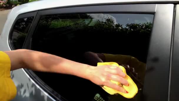 Autómosó. Lány tiszta megjelöl a kocsiját. — Stock videók