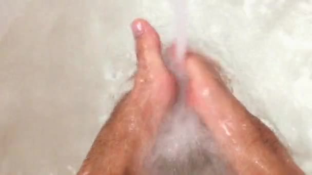 Pies masculinos aplaudiendo en el baño . — Vídeo de stock