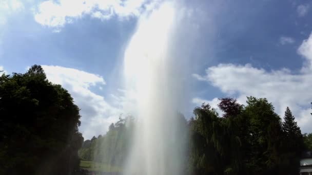 Fontäne am blauen Himmel. Schöne Aktion. — Stockvideo