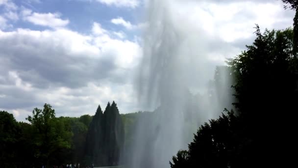 Fontän i den blå himlen. Vackra. — Stockvideo