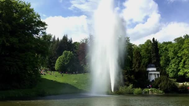 Fountain in the blue sky. Beautiful action. — Stock Video