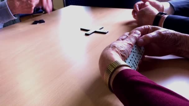Lidé hrající Domino. — Stock video
