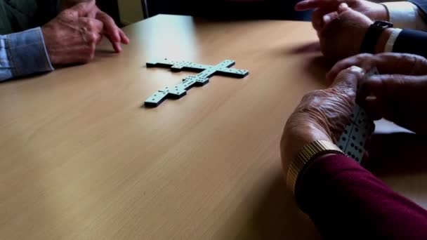 Persone che giocano a domino . — Video Stock