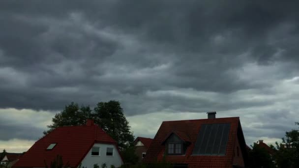 Gewitterwolken über den Dächern. — Stockvideo
