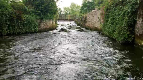 在城市的水道. — 图库视频影像