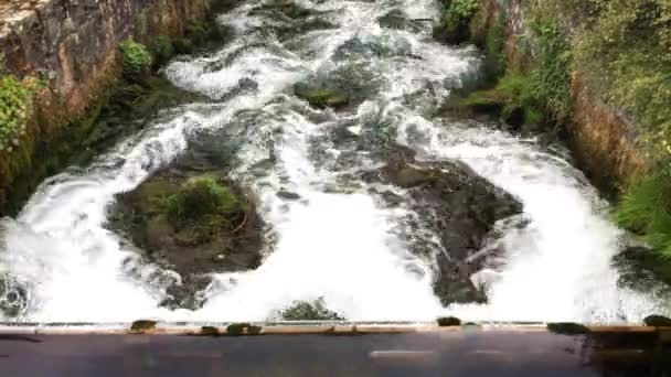 Cascade dans la ville. Eau . — Video