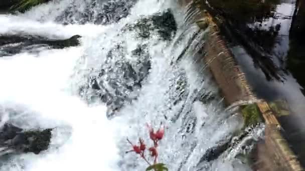 Kapka vody z přehrady. — Stock video