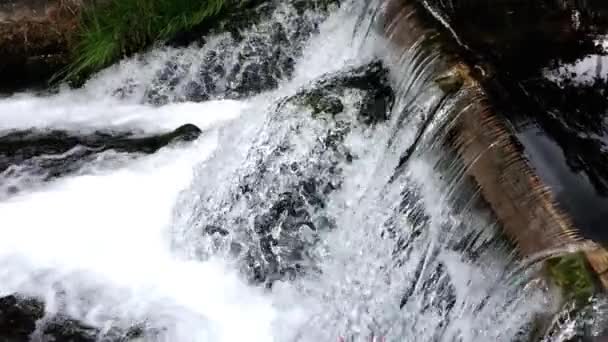 Una gota de agua de la presa en cámara lenta . — Vídeo de stock